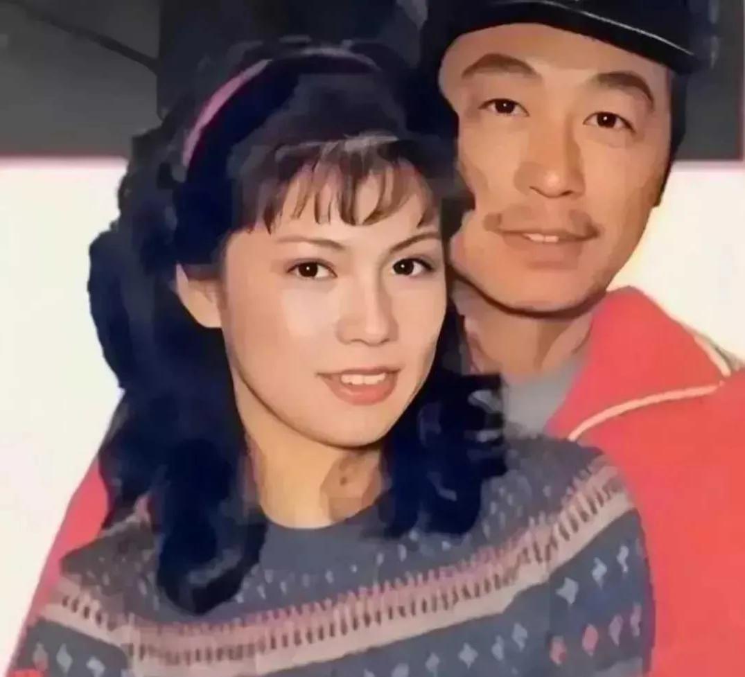 1983年，在拍摄电视剧《射雕英雄传》时，24岁的翁美玲和49岁的曾江拍了一张合