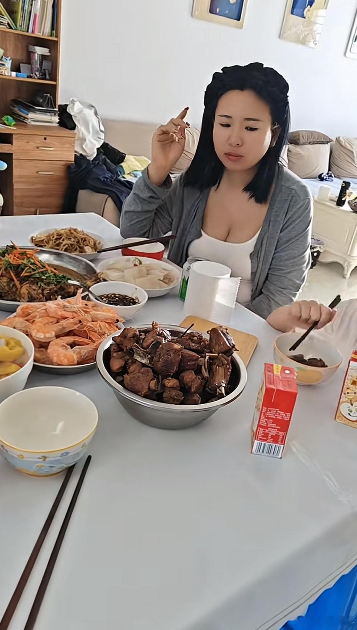 公公和儿媳一桌吃饭，穿成这样合适！ 