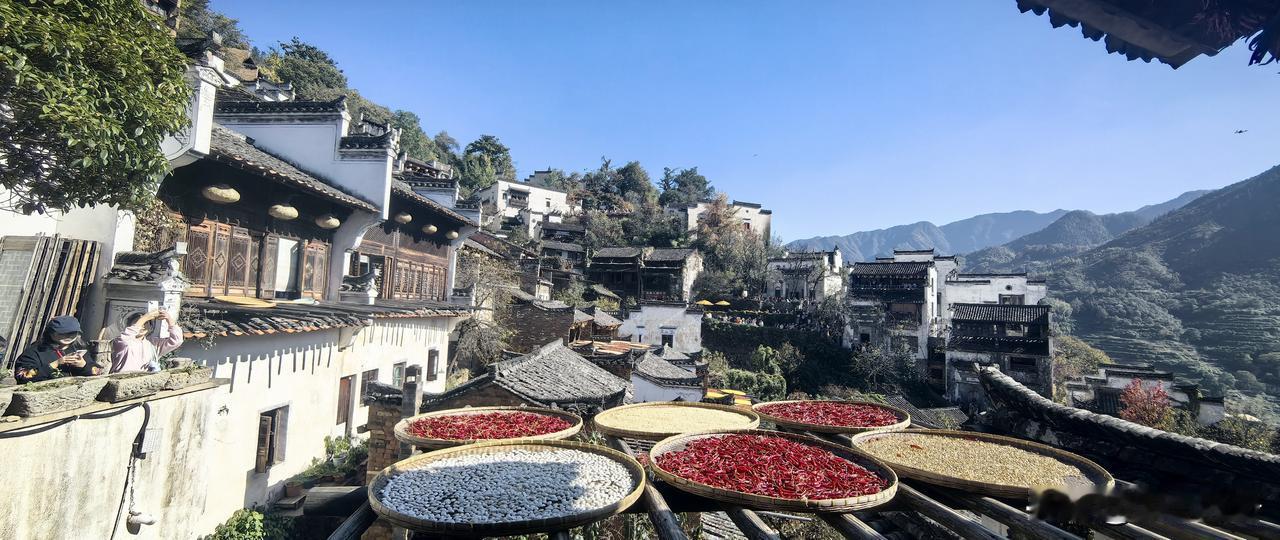 篁岭晒秋—
晴日里的烟火与古意
 
       趁着初冬正好，奔赴篁岭赴一场“