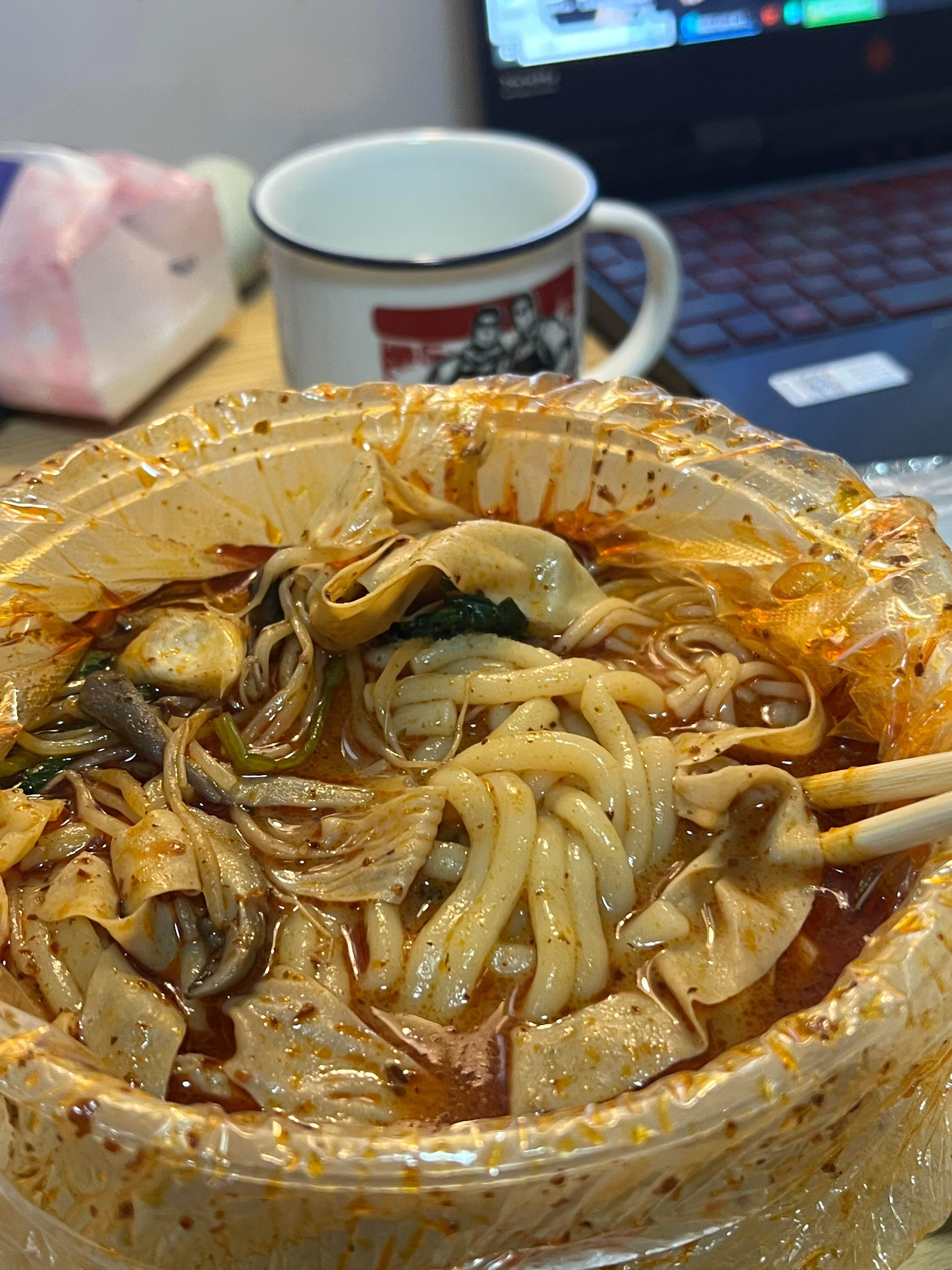 分享近期三餐，麻辣粉、卤凤爪、水果燕麦，好吃的东西永远能让人心情变好。 