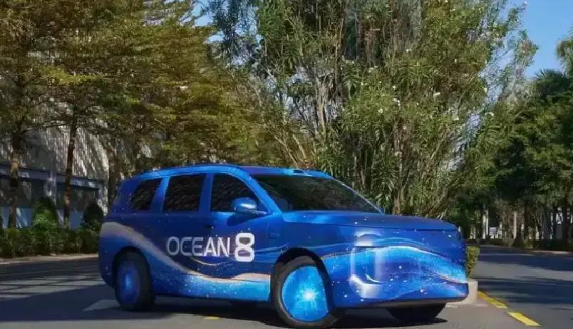 近日，路边网友偶遇比亚迪海豹08和海狮08测试车，转弯时后轮居然反向跟着动，角度