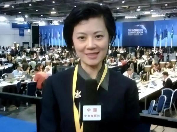 我愿意放弃中国国籍，自愿加入英国！2004年，34岁的姜丰在入籍申请书上签下名字