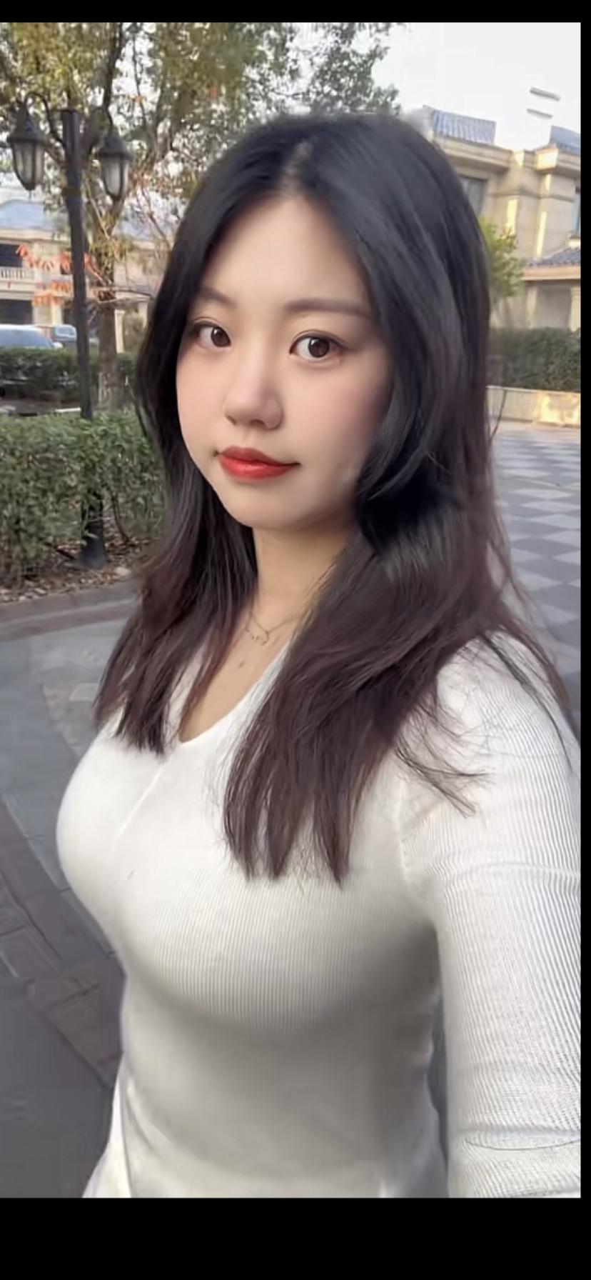 温柔时光，漫步在城市街头，享受宁静的午后。