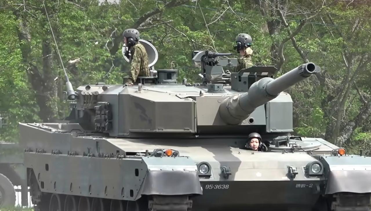 日本陆上自卫队这下栽了！找少量的女性开坦克，本来是想做花瓶搞正面宣传，骗宅男们加