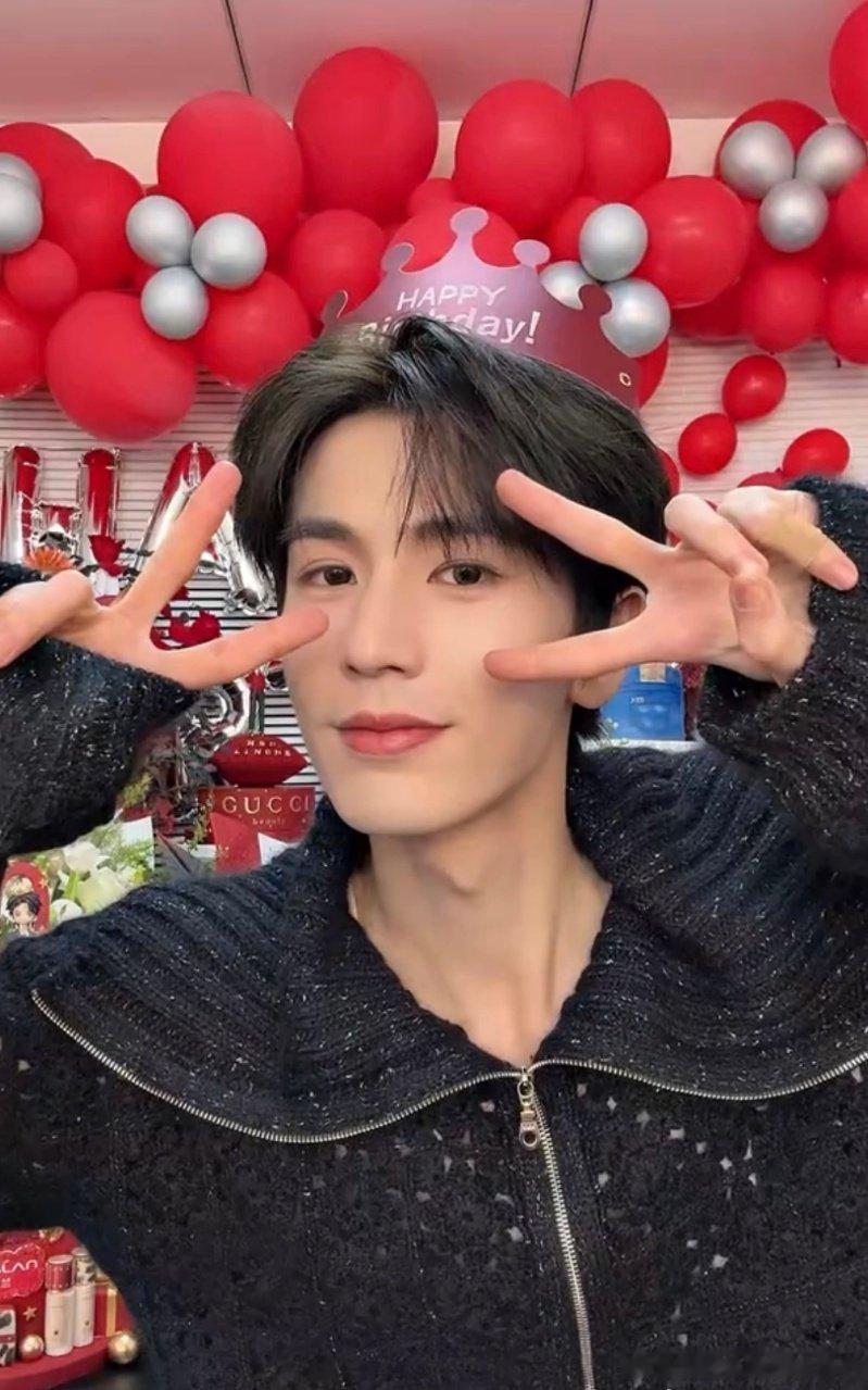 张凌赫染了一个礼拜头发没人发现谁懂张凌赫的可爱！染了一周头发没被发现，还委屈巴巴