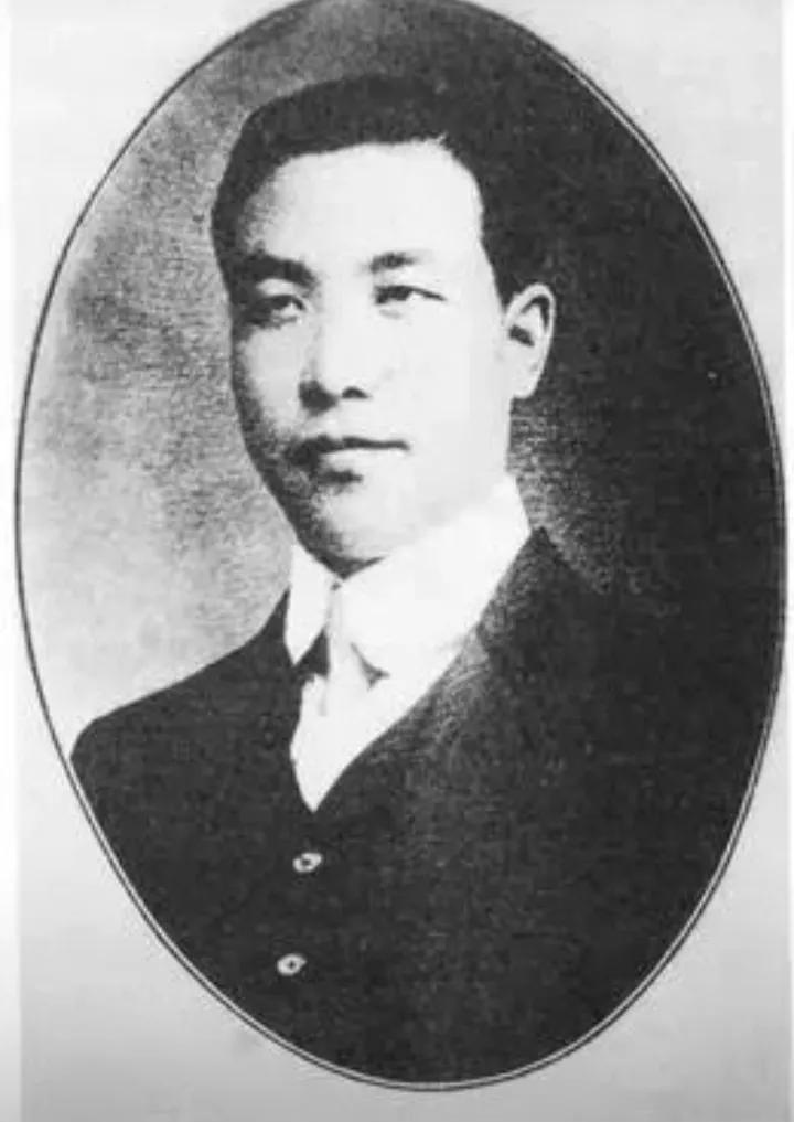 介绍一下水均益显赫的家庭背景。

水均益出生于甘肃兰州的一个书香门第。他的爷爷水