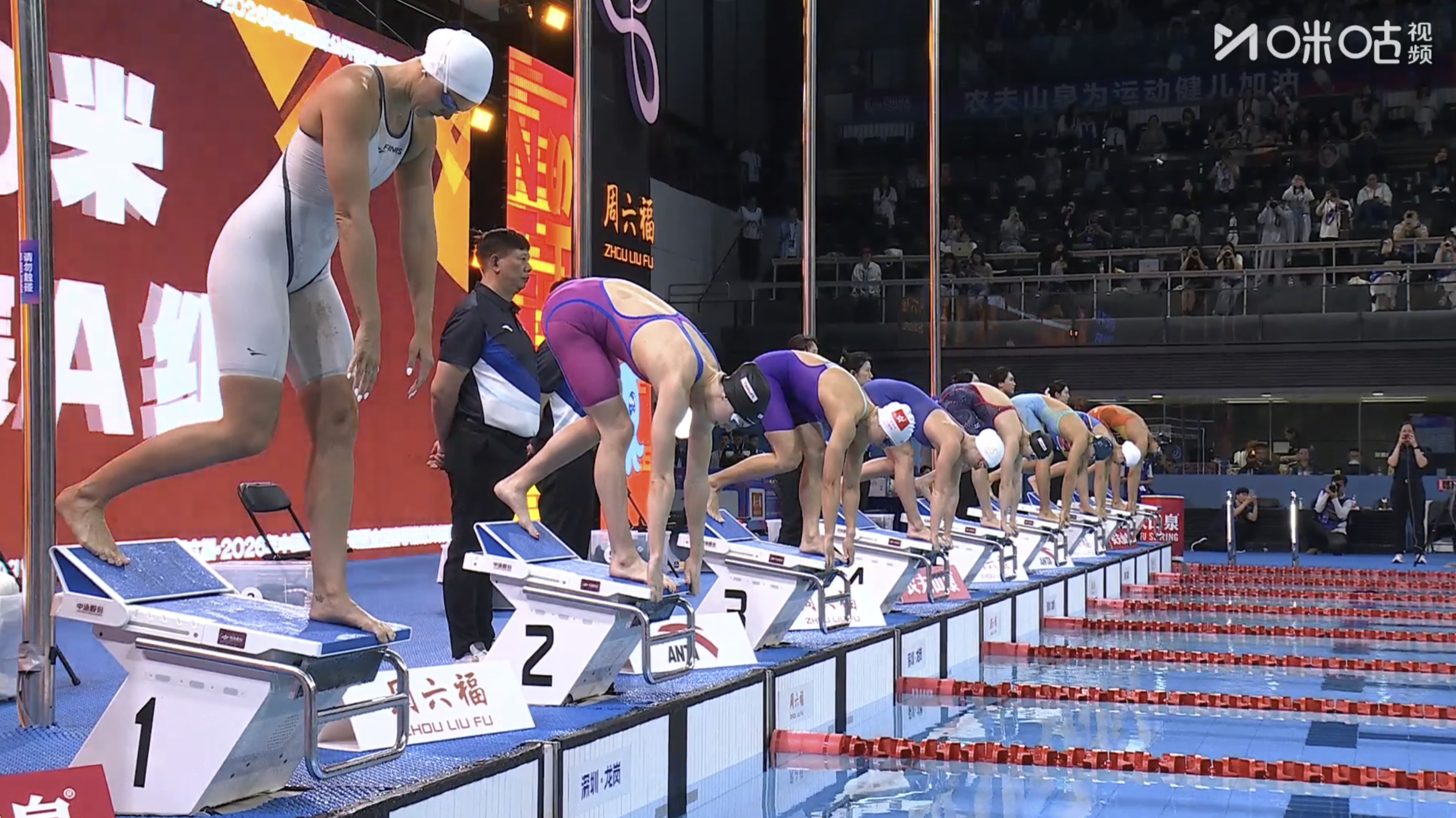 #何诗蓓100自夺金#  2026年中国游泳公开赛女子100米自由泳A组决赛，何