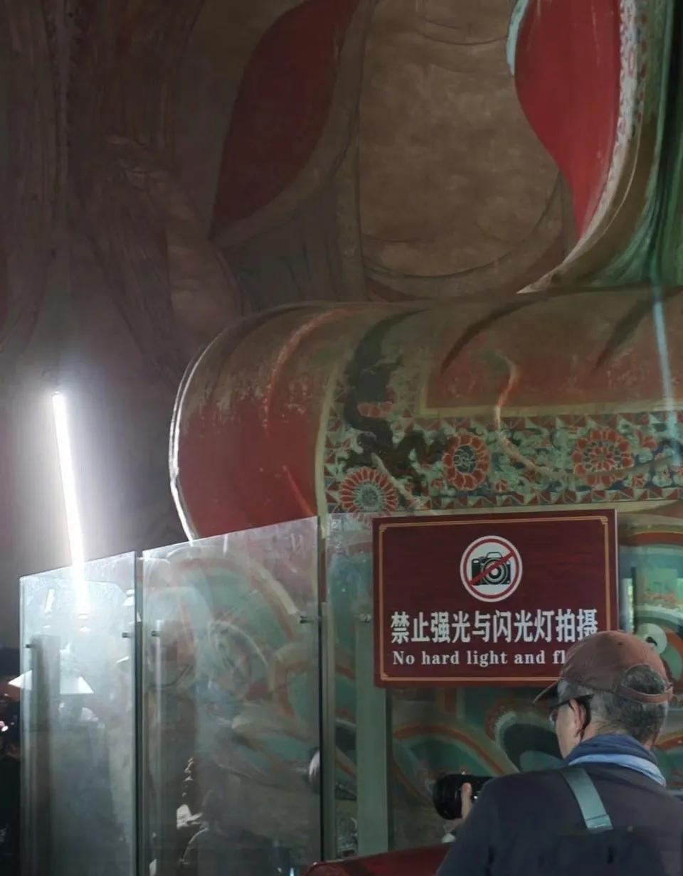 韩雪文物前打强光：特权争议背后的公众信任危机

演员韩雪在山西应县木塔录制节目时