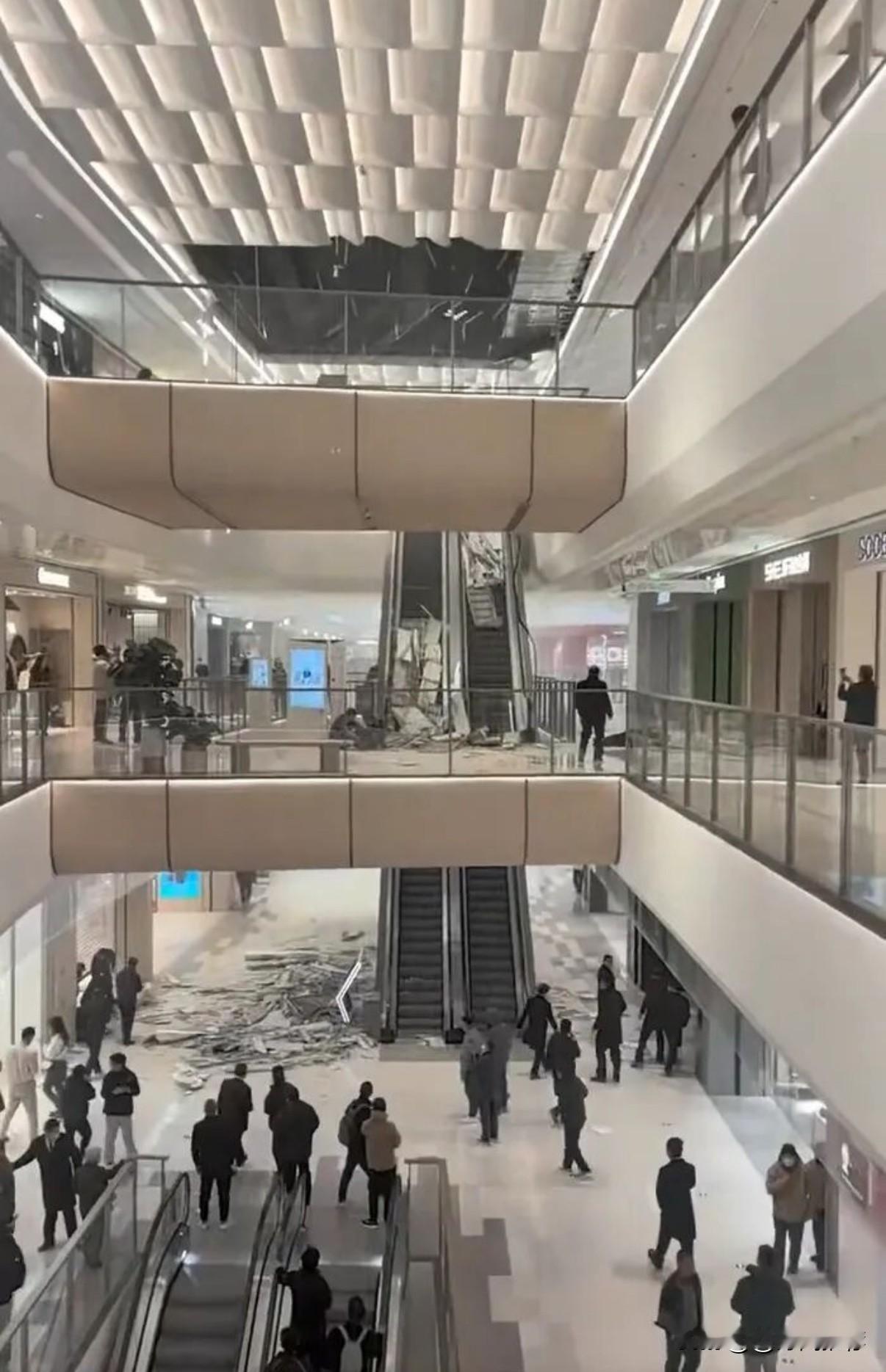 西安一购物中心开业三日发生吊顶脱落事故 多名顾客受伤引安全担忧

11月17日，