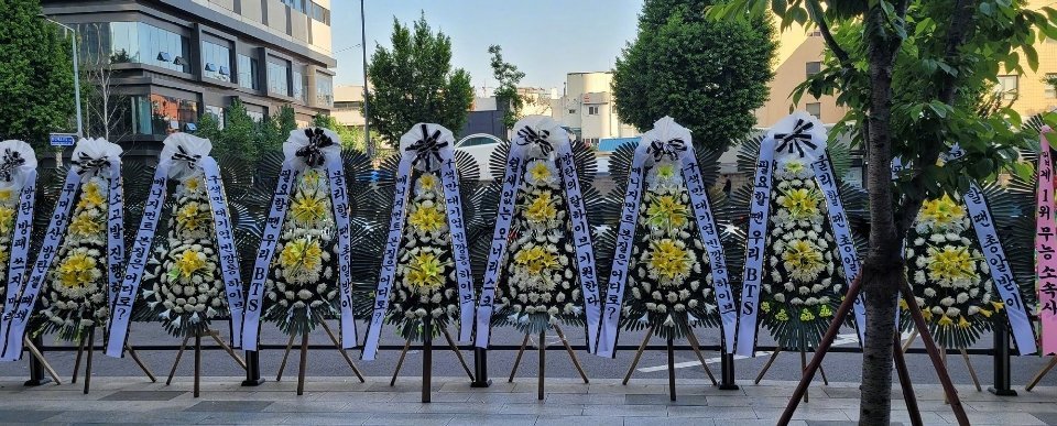 HYBE公司门口被放了大量吊唁的花圈，由粉丝送来 ​​​