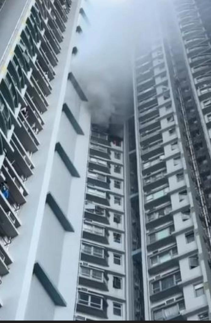 香港硤尾邨发生火警。今日（4日）早上8时01分，美如楼一单位起火并冒出大量浓烟，