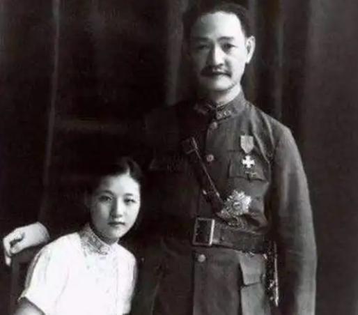 她17岁嫁给54岁著名将军，婚后多次怀孕，去世后葬八宝山，名字曾家喻户晓！
19