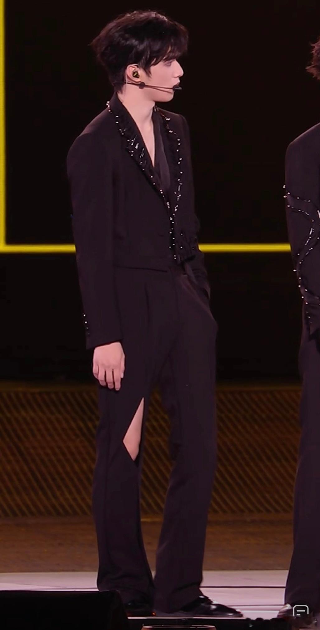 晕腿又晕脸[色][色][色]这套也太骚气了[相爱][相爱][相爱]喜欢多穿[老师