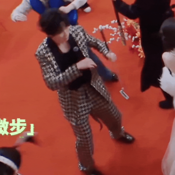 这个男人的舞蹈神经一旦被打通。完蛋。走哪跳哪儿。拦也拦不住。音乐一响他就想跳。越