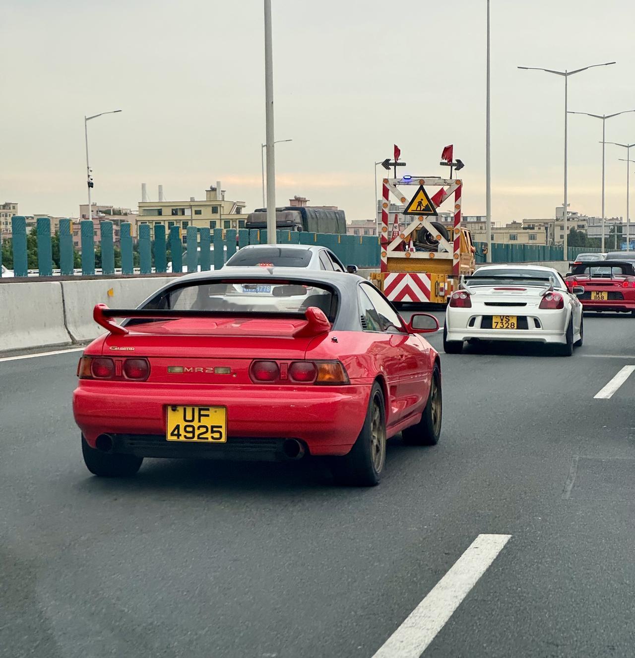 港车北上真的是马路上一道亮丽的风景线[爱慕]