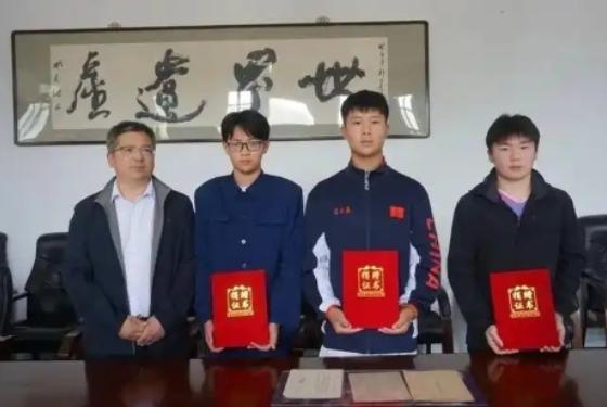 连初中生都敢下死亡威胁？这群躲在暗处的人彻底踩了红线！警方已经立案传唤，法律的底