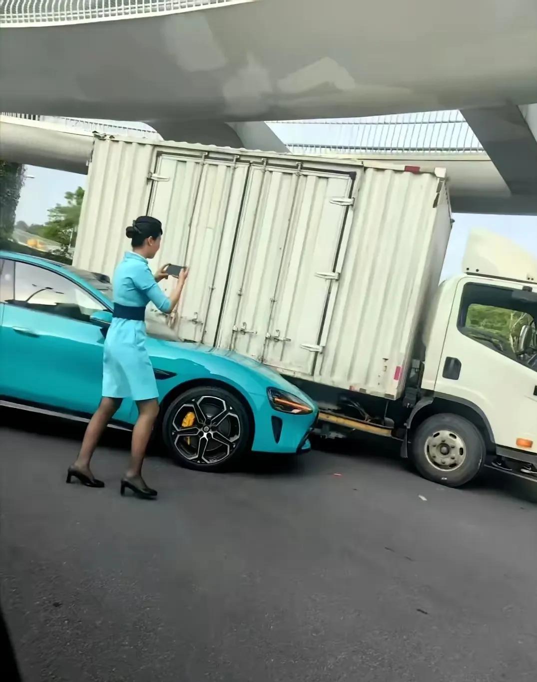 一辆su7车与一辆货车，发生了交通事故。从su7车里下来了一位穿着厦航制服的空姐