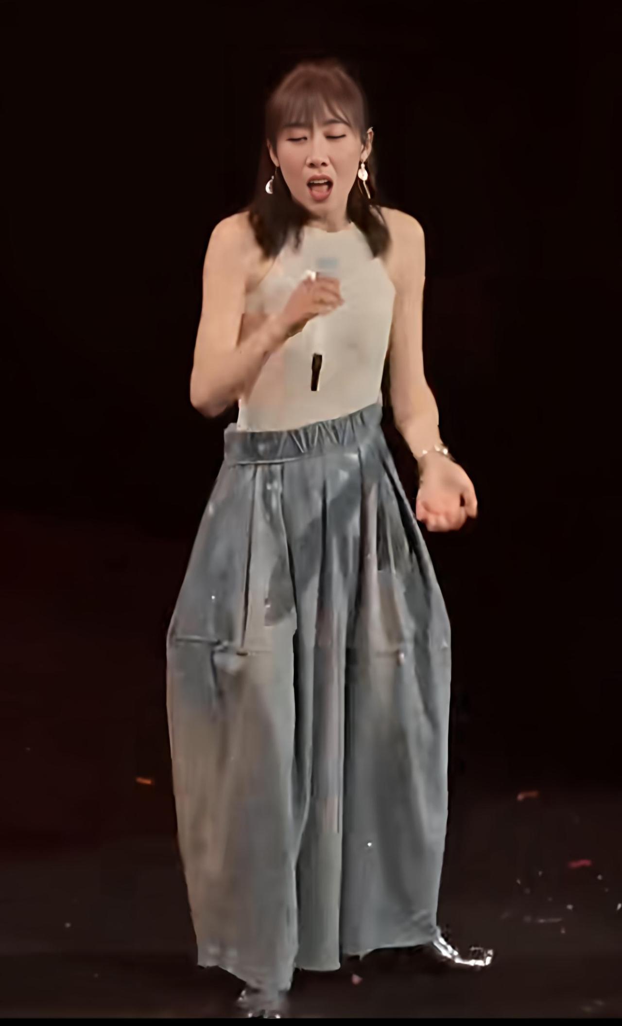 女装穿搭分享推荐任素汐的裙子很多人担心滑落下来，其实人家就是那么一款上下连体的“