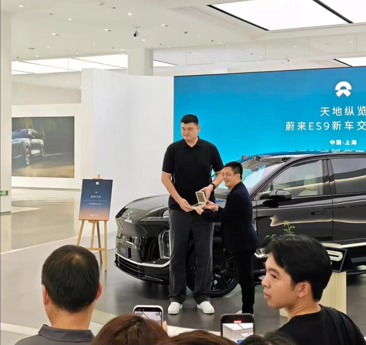 姚明喜提蔚来ES9新车，排面拉满！上海的门店专门给他办了热热闹闹的提车仪式，当天