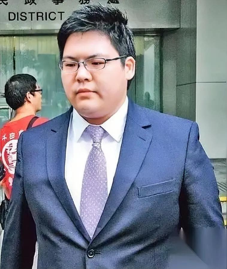 向佑昨晚把枕头都哭湿了。

不是输钱，是输家。

疼了他三十年的向太，一句“碧婷