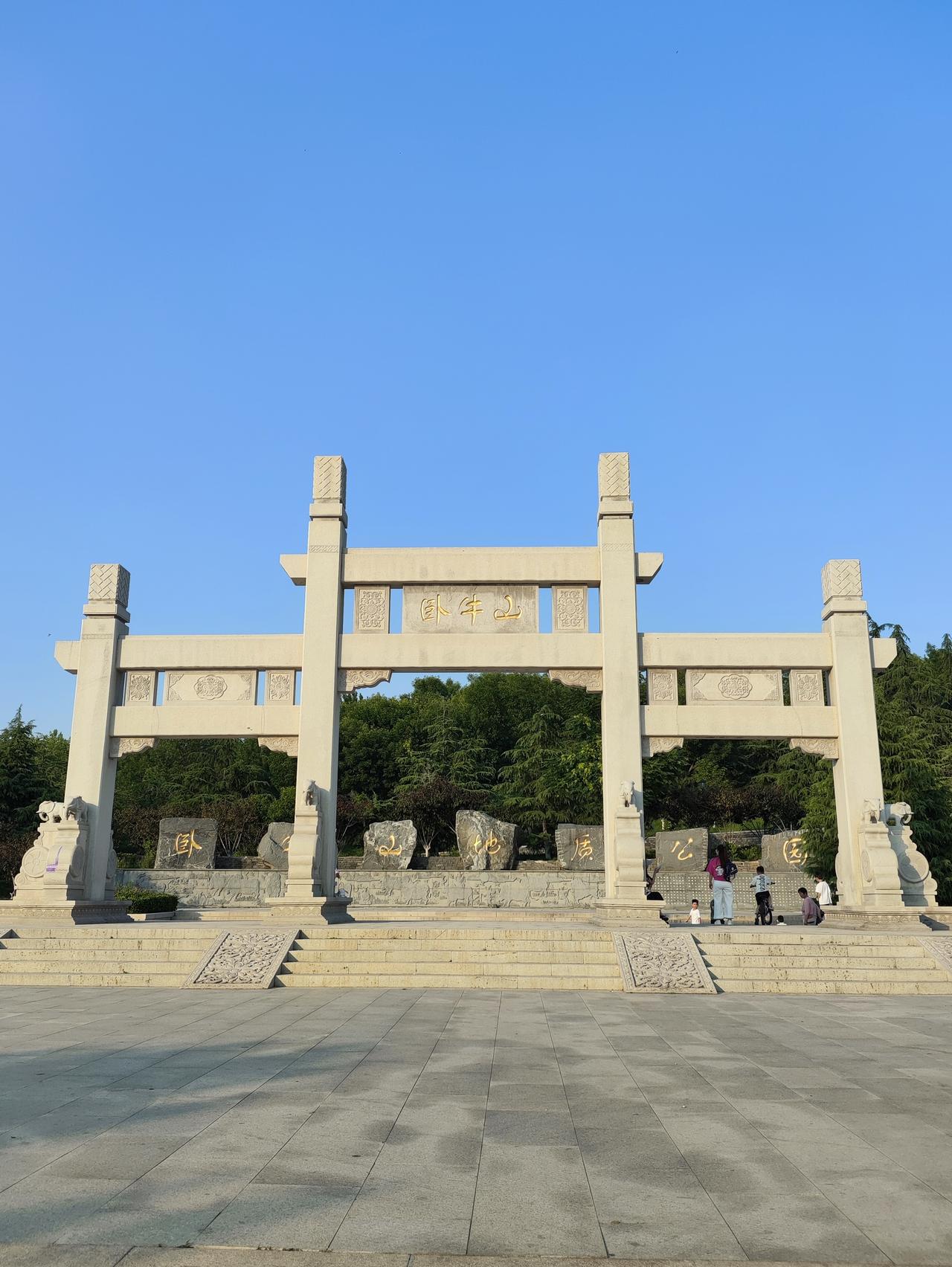 济南华山卧牛山地质公园挺值得一去。这里曾因过度开采“济南青”岩石，山体满目疮痍。