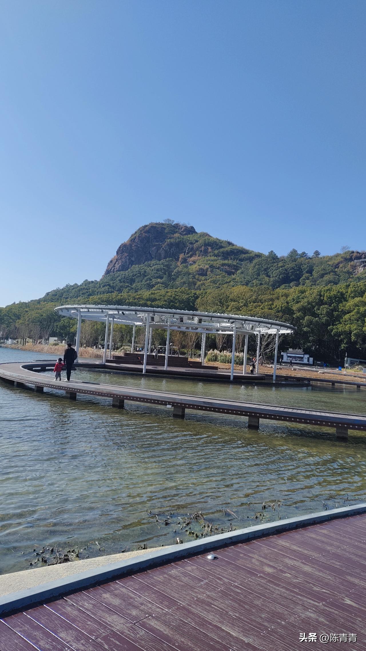 爬山要走山路，有的是水泥或柏油路，大多是登山台阶。最好不要走羊肠小道，看着省力走