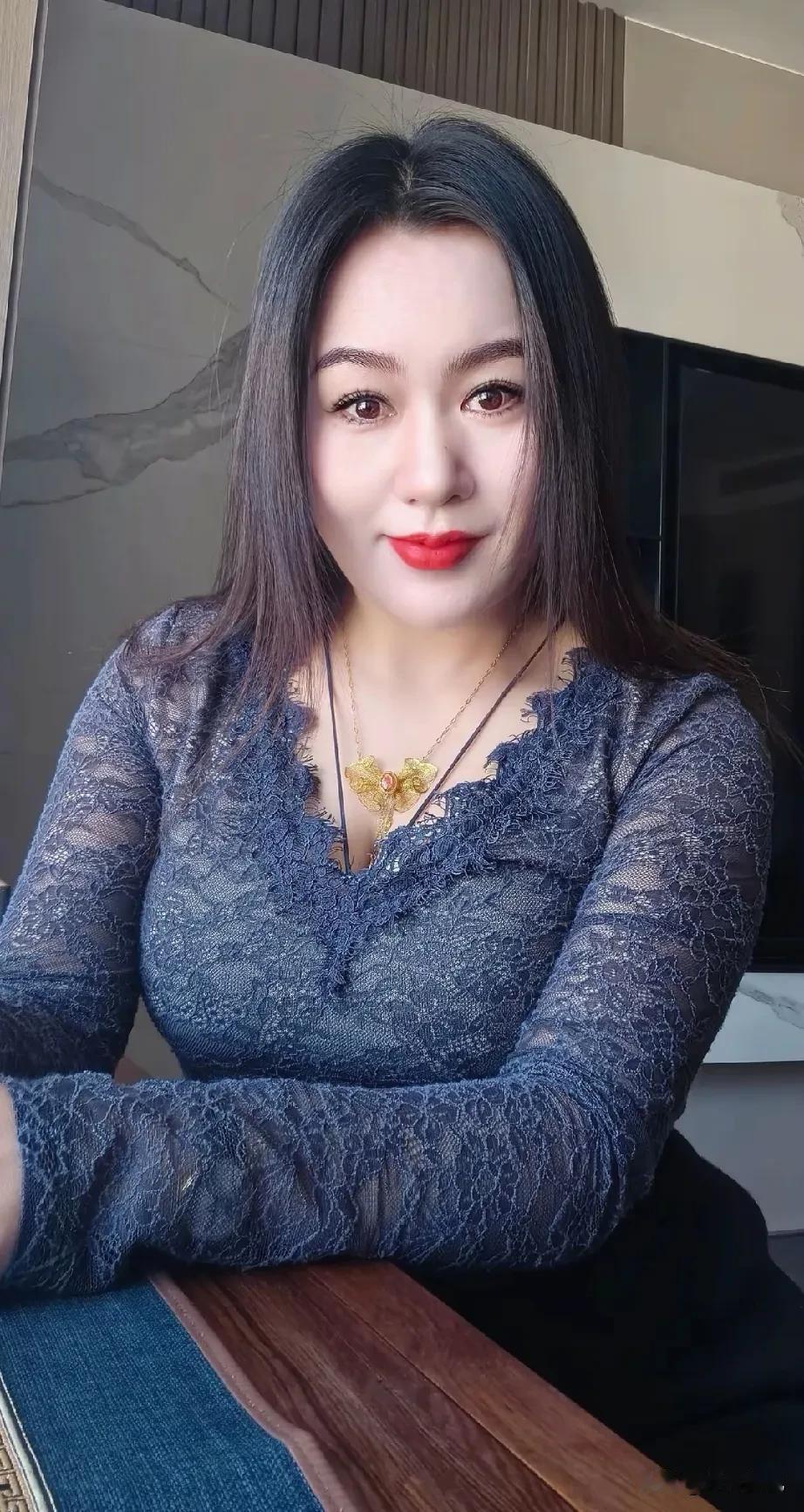 86年
40岁
性子还是没改半分

一开心
就会没心没肺地傻笑
眼里的欢喜藏都藏