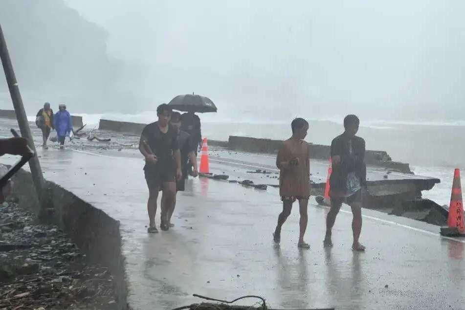 欲盖弥彰，美军急调打捞船打捞坠海飞机，唯恐敏感技术泄密？特朗普甩锅“劣质燃油”问