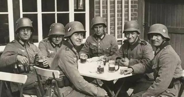 二战时期，这名德军军官正当街喝了一扎啤酒，看上去画面有点穿越的感觉，因为这种扎啤