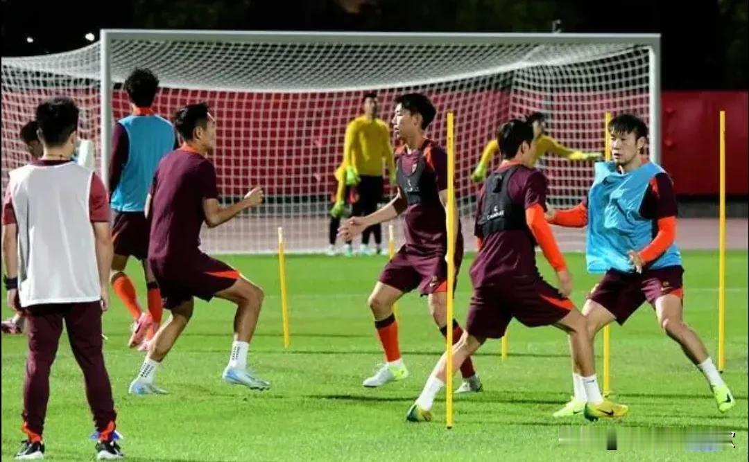 国足加油啊，今晚看你们的啦。
日本队虽然很强，说是排名亚洲第一，世界十五，但是我