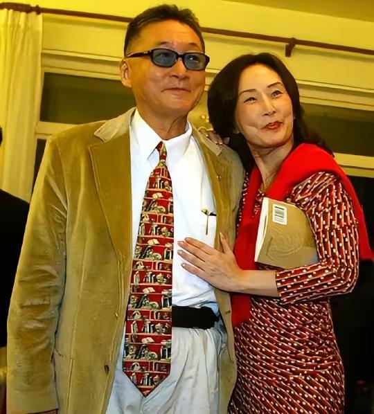 特别揪心的一句话：“这个世界就是个巨大的精神病院：一事无成的男女，睡了一觉之后，