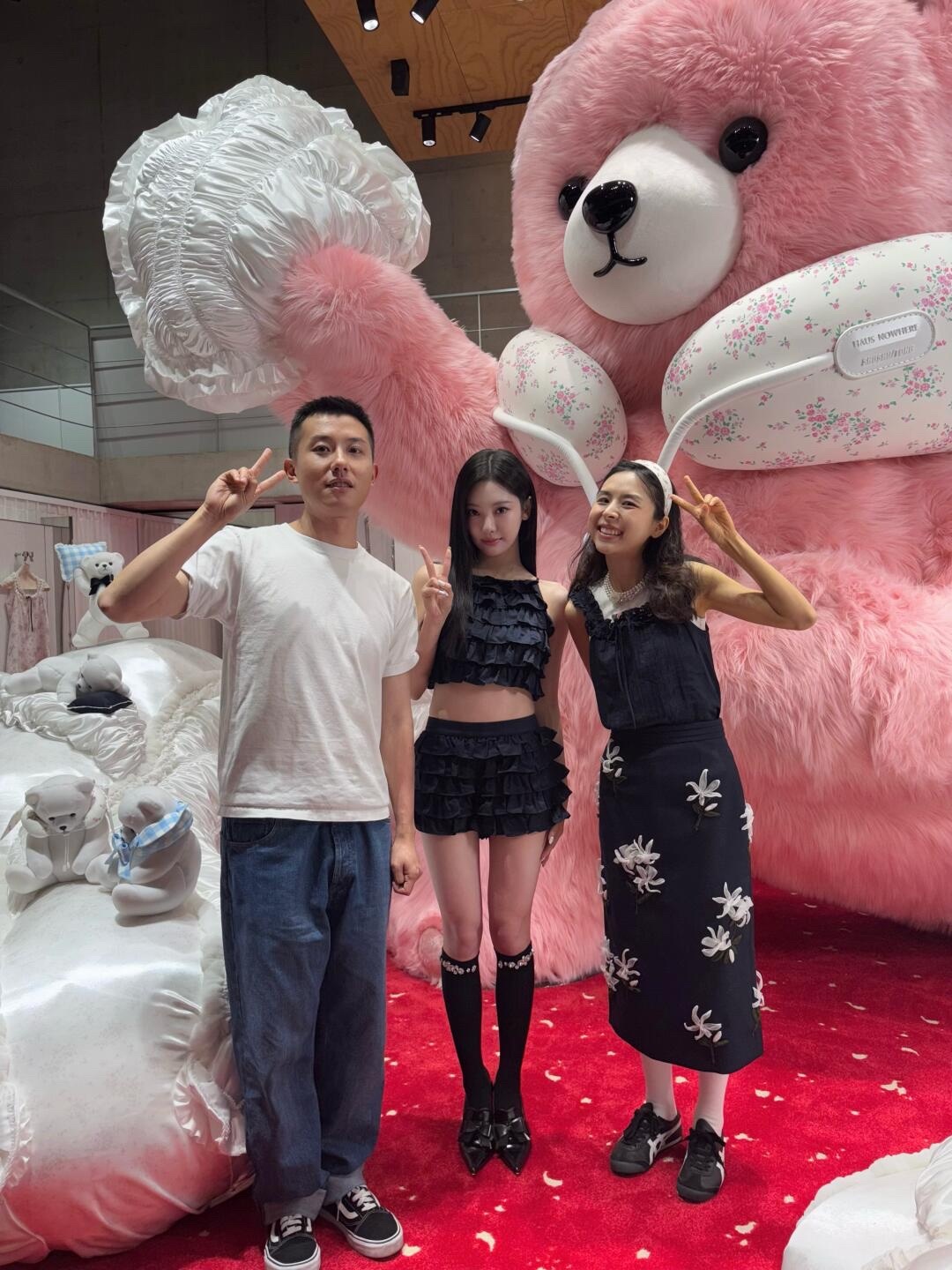 sst主理人发了合照📸中间有只小猫条✌🏻/tongtong（🍠） ​​​