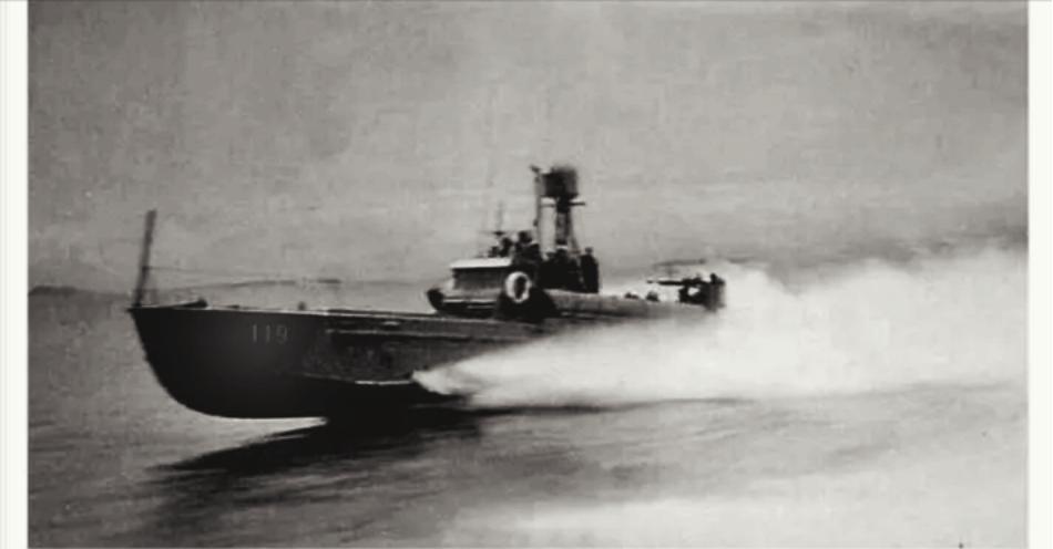 1965年，海军“先锋艇”正做战前集结，满身酒气的副艇长摇摇晃晃跑来，艇长一见，