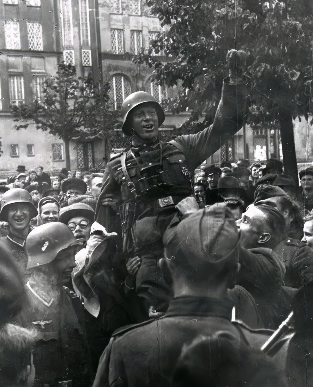 1941年7月，德军占领爱沙尼亚后与当地人狂欢庆祝 ​​​