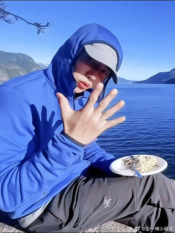 王一博怎么越素越帅 纯色外套+无修饰发型，五官优势全凸显，鼻梁高挺眼尾微挑，素面