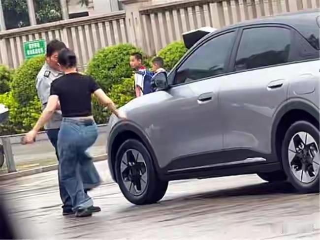 女车主被保安扇了一耳光，颜面尽失，

现在视频还被传了出来，

以后可怎么见人？