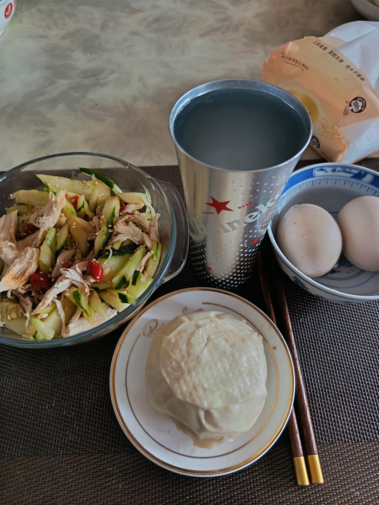 很多人都说，

老王，你要继续瘦下去，就一定要控制嘴，你现在还是吃的太多了。
