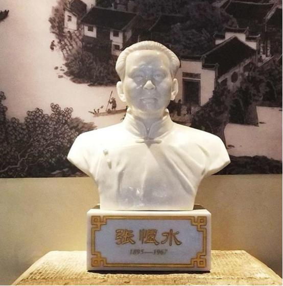 1913年，张恨水被迫结婚，他嫌弃妻子貌丑，不肯和妻子同房，四年后，妻子怀孕生下
