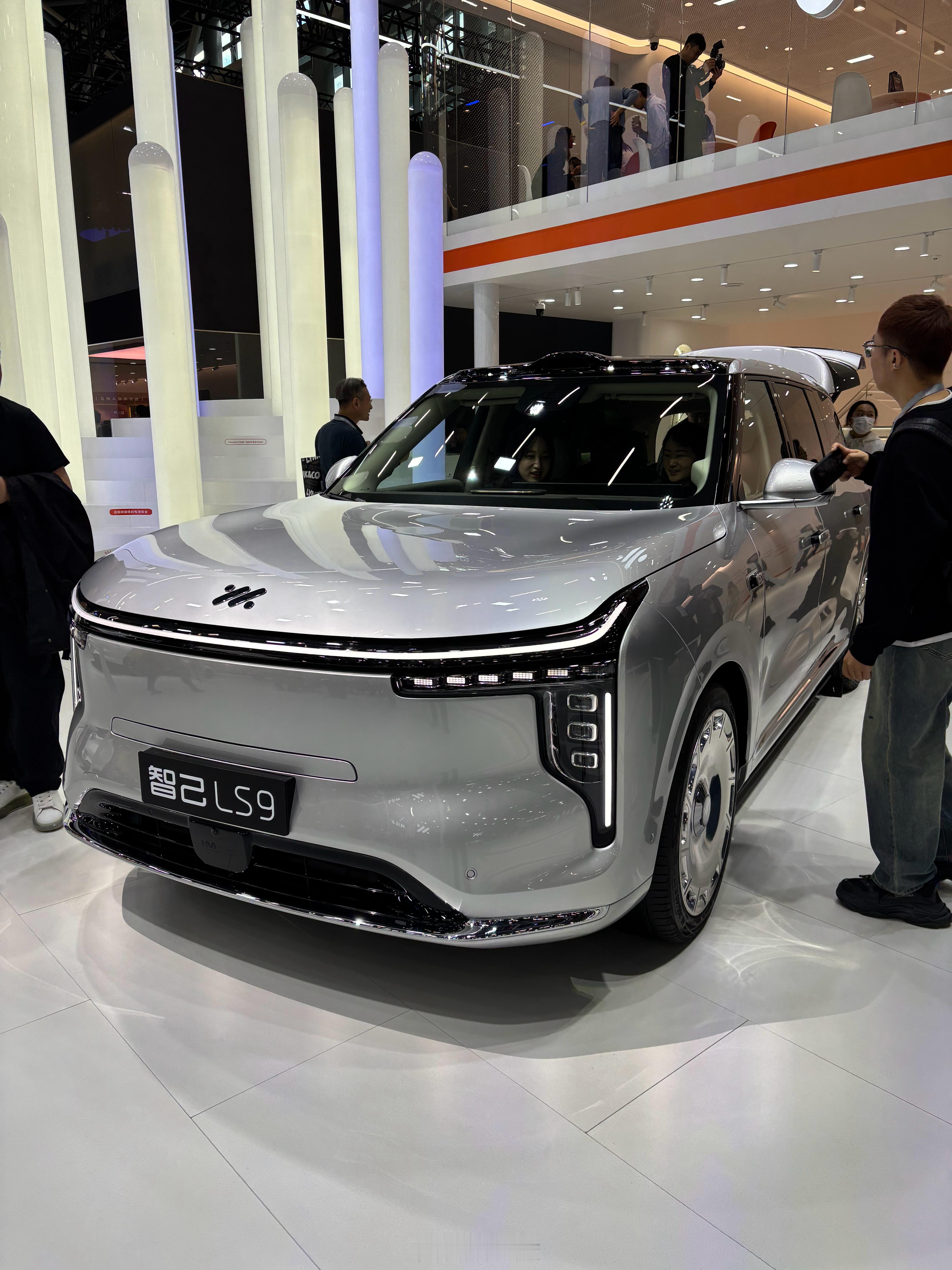 智己LS9这个银，好帅好喜欢😍 