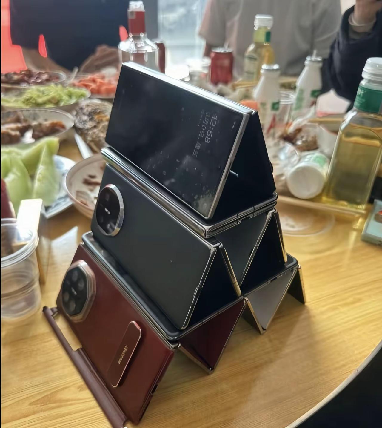 果然大老板都是用折叠屏的
一个饭局就有很多华为折叠屏，你们老板用折叠屏吗？折叠屏