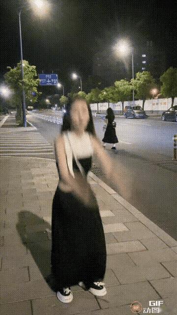 美女你这样在路边跳舞，路上司机很危险啊。