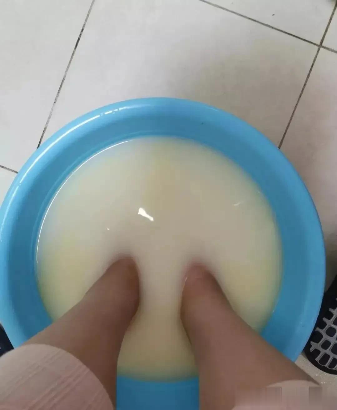 孕妇奶水太多，用来泡脚可解腰痛……？

近日，网上出现了一种观点，就是女性怀孕产