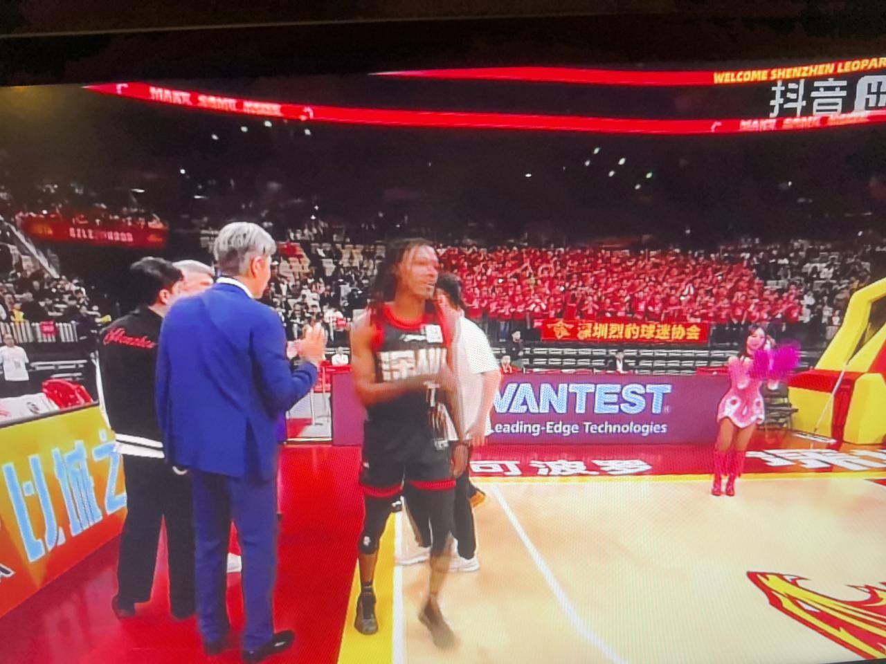 啥叫“天壤之别”？看看辽宁队主场Vs深圳队主场球迷上座情况就明白了！
深圳队主场