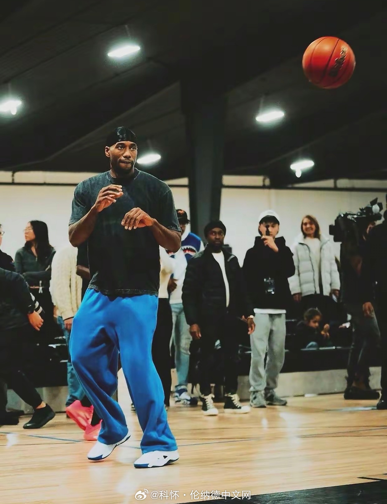 明天对阵马刺的比赛，伦纳德的状态为￼左脚踝扭伤小概率（25%出战概率）出战…估计