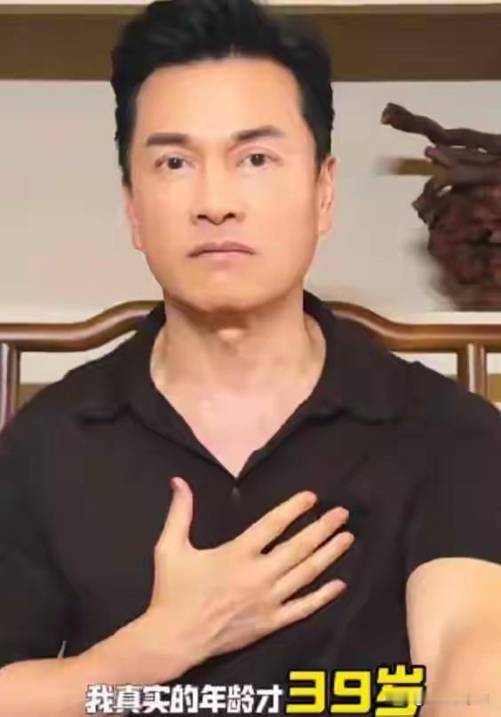 吕良伟说，发哥进到我第一件事情，他就问我，你是吃了防腐剂吗？我要保持我的颜容，我