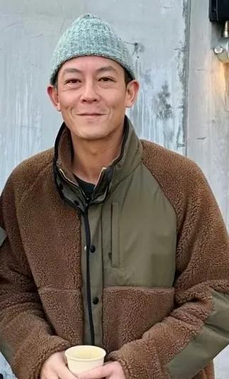 陈冠希素颜近照，怎么老成这样了！

2026年1月初，网友在日本滑雪场偶遇陈冠希