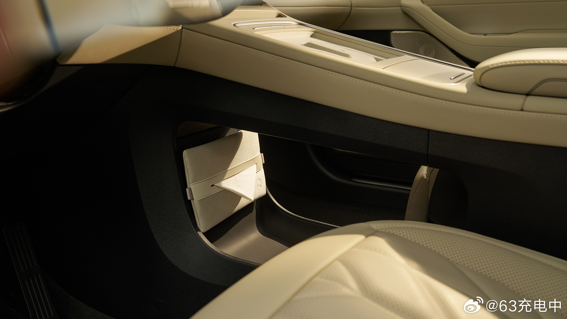 蔚来 5566 出新年款了，价格没变配置更高了。- ET5 售价 29.8万，租