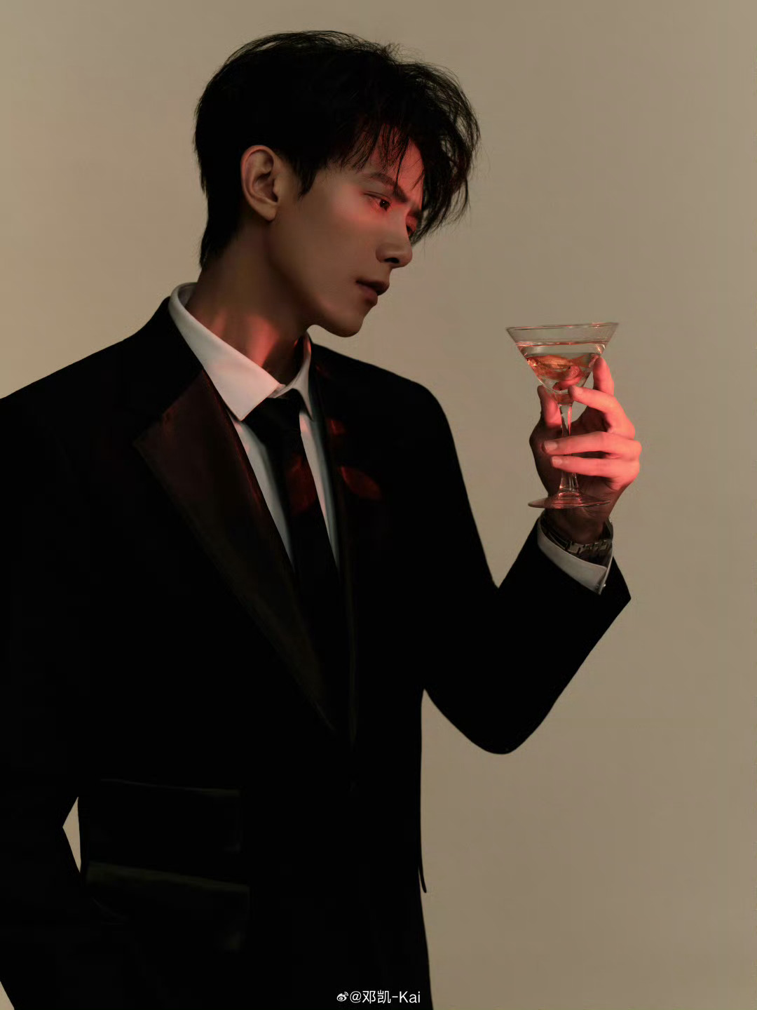 邓凯墨镜贵公子邓凯下车神图邓凯这下车镜头太绝，墨镜一戴贵气十足，每一帧都是神图