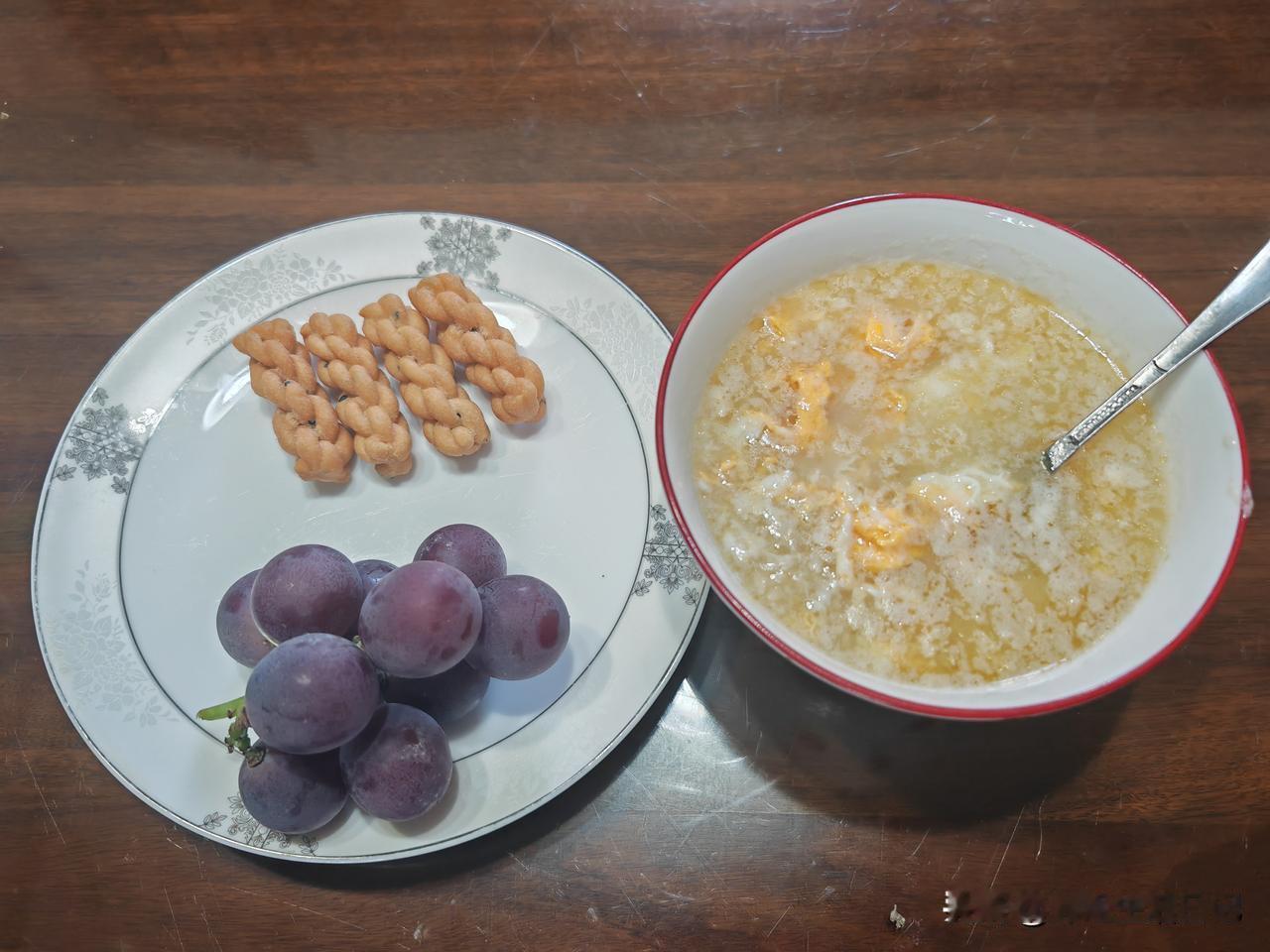 早晨儿子有事老早的去上班了，儿媳要到八点半才走，我把送孙子上学的任务接过来。
