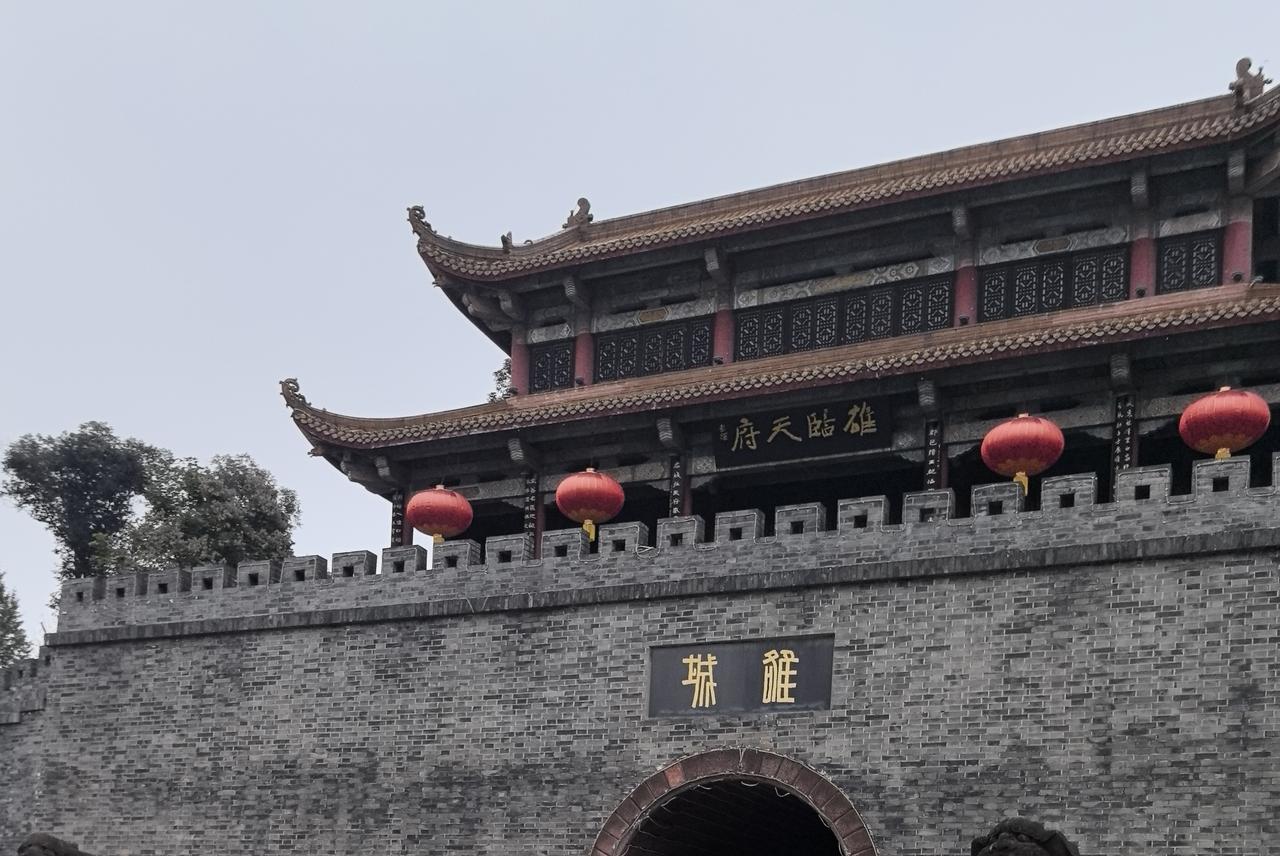 好久没到过广汉，
感觉现在的广汉很漂亮。
特别是晚上，灯火辉煌，店铺林立，
卖吃